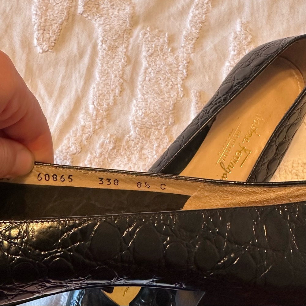 Salvatore Ferragamo Crocodile Embossed Vara Pumps BLK - Picture 5 of 6